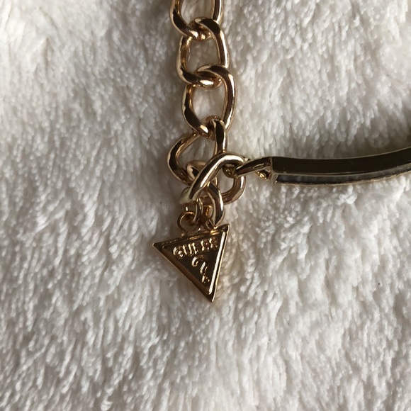 🖤 GUESS Gold Tone Chain Bracelet w/ Black Centre Piece & Charm | 6" - Picture 5 of 5